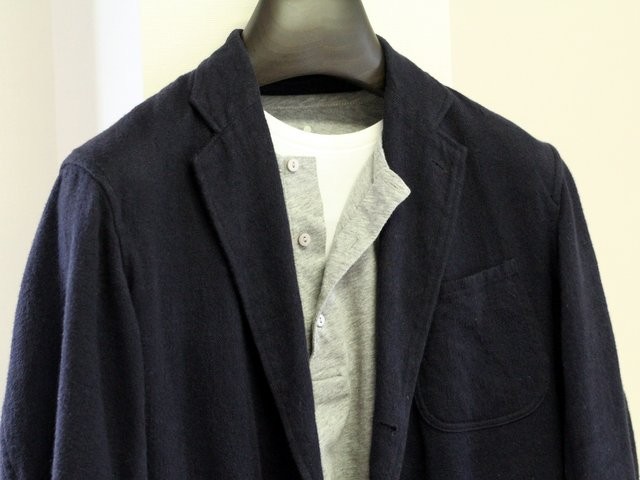 シャツ感覚で羽織れるCOMOLIのウールリネン3Bジャケット | basic100